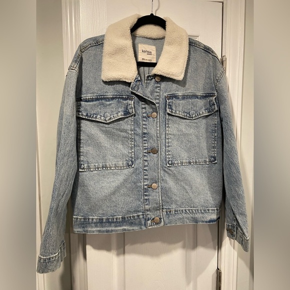 Kensie Jackets & Blazers - NWT Kenzie Jeans Size L Light Wash Sherpa Collar Large Pocket Jean Jacket Button